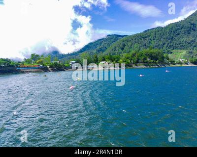 Veduta aerea di Telaga Sarangan o del Lago Sarangan, Magetan, Giava Orientale, Indonesia. Riprese con droni. Foto Stock