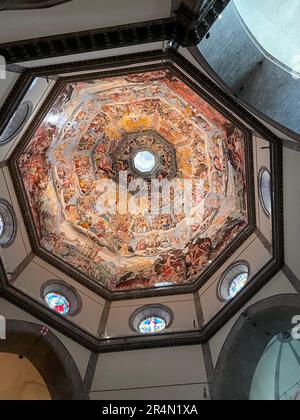 Firenze, Italia - 6 aprile 2022: Dettaglio interno dal Duomo di Firenze, Cattedrale di Santa Maria del Fiore a Firenze. L'edificio era Foto Stock