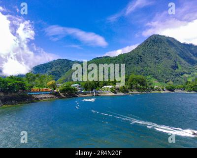 Veduta aerea di Telaga Sarangan o del Lago Sarangan, Magetan, Giava Orientale, Indonesia. Riprese con droni. Foto Stock