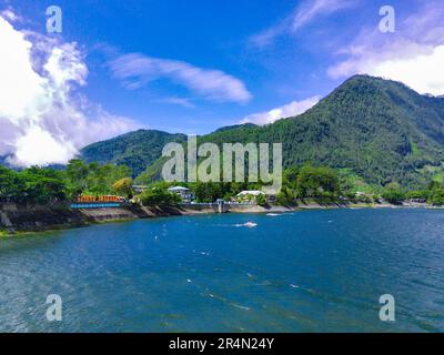 Veduta aerea di Telaga Sarangan o del Lago Sarangan, Magetan, Giava Orientale, Indonesia. Riprese con droni. Foto Stock