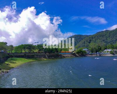 Veduta aerea di Telaga Sarangan o del Lago Sarangan, Magetan, Giava Orientale, Indonesia. Riprese con droni. Foto Stock