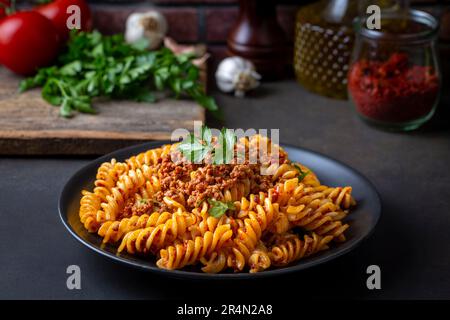 Fusilli pasta, spirale o spinali con pomodoro, salsa tritata - cucina italiana Foto Stock