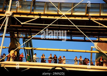 PARIGI, FRANCIA - 6 AGOSTO 2017: I visitatori del Centro Pompidou ammirano il paesaggio urbano al tramonto dal balcone. Molti musei parigini propongono gratuitamente it Foto Stock