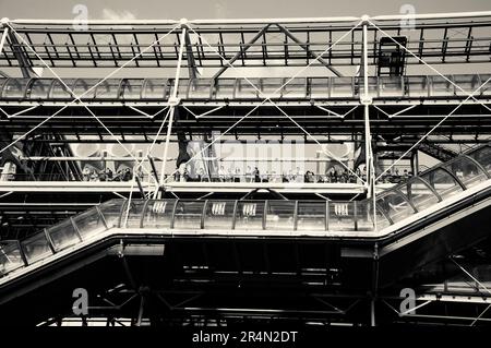 PARIGI, FRANCIA - 6 AGOSTO 2017: I visitatori del Centro Pompidou ammirano il paesaggio urbano al tramonto dal balcone. Foto storica in bianco e nero Foto Stock