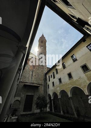 Firenze, Italia - Apr 6, 2022: Abbazia e chiesa di Badia Fiorentina oggi sede delle Comunità monastiche di Gerusalemme, situata sulla Via del Proconsolo, Foto Stock