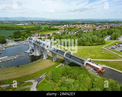 Vista aerea dal drone dell'ascensore rotante Falkirk Wheel sui canali Forth e Clyde e Union a Falkirk, Scozia, Regno Unito Foto Stock