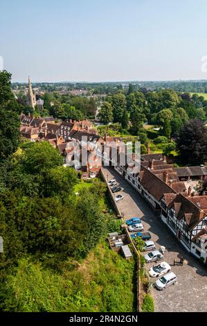 Mill Street con le sue case Tudor-costruito sotto gli alti merli del 12th ° secolo costruito Warwick Castello a Warwick, Warwickshire, Gran Bretagna Foto Stock