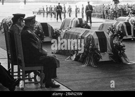 Re Olav V di Norvegia partecipa ai funerali di sedici soldati uccisi da una valanga durante gli esercizi invernali della NATO (Bardufoss, 12 Mars 1986) Foto Stock