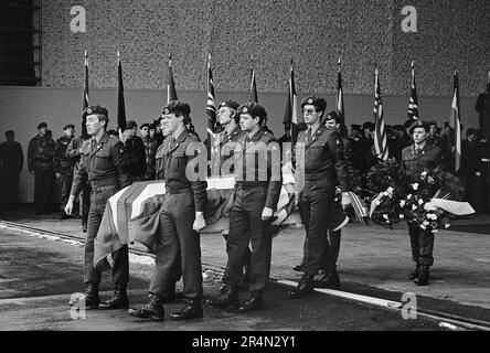 Funerali di sedici soldati uccisi da una valanga durante gli esercizi invernali della NATO (Bardufoss, 12 Mars 1986) Foto Stock