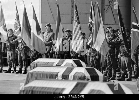 Funerali di sedici soldati uccisi da una valanga durante gli esercizi invernali della NATO (Bardufoss, 12 Mars 1986) Foto Stock