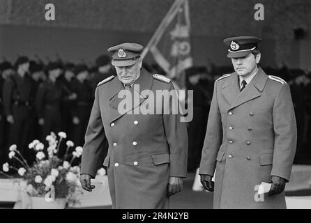 Re Olav V di Norvegia partecipa ai funerali di sedici soldati uccisi da una valanga durante gli esercizi invernali della NATO (Bardufoss, 12 Mars 1986) Foto Stock