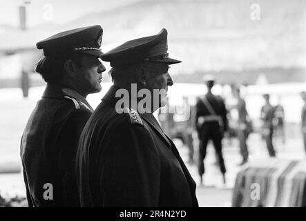 Re Olav V di Norvegia partecipa ai funerali di sedici soldati uccisi da una valanga durante gli esercizi invernali della NATO (Bardufoss, 12 Mars 1986) Foto Stock