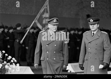 Re Olav V di Norvegia partecipa ai funerali di sedici soldati uccisi da una valanga durante gli esercizi invernali della NATO (Bardufoss, 12 Mars 1986) Foto Stock