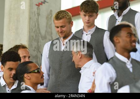 Monaco, Germania. 28th maggio, 2023. Monaco di Baviera, Germania, 28th 2023 maggio: Matthijs de ligt e Paul Wanner negli stand durante la partita di flyeralarm Frauen Bundesliga tra il Bayern FC Monaco e la turbina Potsdam al Bayern Campus di Monaco. (Sven Beyrich/SPP) Credit: SPP Sport Press Photo. /Alamy Live News Foto Stock