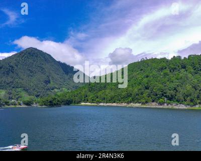 Veduta aerea di Telaga Sarangan o del Lago Sarangan, Magetan, Giava Orientale, Indonesia. Riprese con droni. Foto Stock