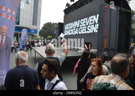 Antalya, Turchia - 23 maggio 2023 - Rally per sostenere il candidato presidenziale Kemal Kilicdaroglu nel periodo di scappamento delle elezioni presidenziali. (Foto di Markku Rainer Peltonen) Foto Stock