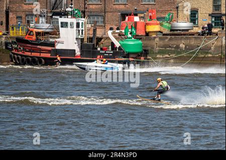 F1, F2, F3 gara di sci d'acqua all'Hanseatic Festival of Watersports, Kings Lynn Quay, River Great Ouse, Norfolk, UK 27 maggio 2023 Foto Stock