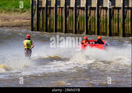 F1, F2, F3 gara di sci d'acqua all'Hanseatic Festival of Watersports, Kings Lynn Quay, River Great Ouse, Norfolk, UK 27 maggio 2023 Foto Stock