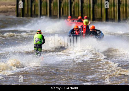 F1, F2, F3 gara di sci d'acqua all'Hanseatic Festival of Watersports, Kings Lynn Quay, River Great Ouse, Norfolk, UK 27 maggio 2023 Foto Stock