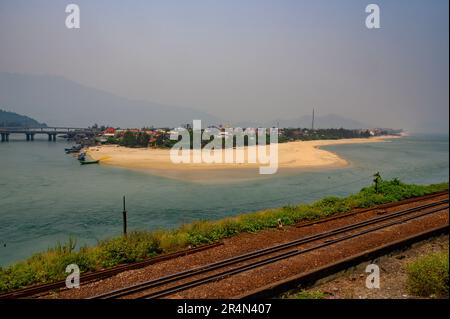 Vista sul villaggio di Lang Co, sulla laguna e sul ponte dal punto di vista della National Route 1 sul Passo Hai Van, Vietnam. Foto Stock