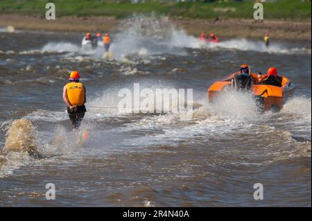 F1, F2, F3 gara di sci d'acqua all'Hanseatic Festival of Watersports, Kings Lynn Quay, River Great Ouse, Norfolk, UK 27 maggio 2023 Foto Stock