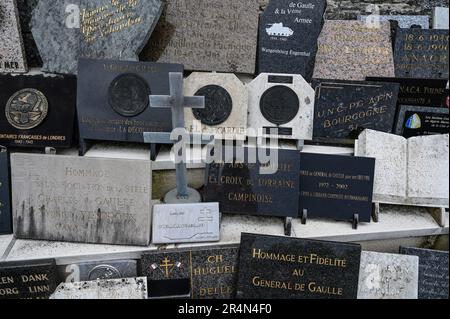 Placche commemorative che onorano i successi dell'ex presidente francese Charles de Gaulle al cimitero di Colombey-les-deux-églises Foto Stock