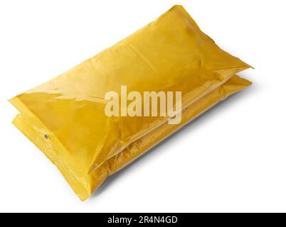 pila di prodotti in sacchetto di plastica giallo vuoto o vuoto, modello di imballaggio per prodotti sfusi o alimenti, latte in polvere, prelevato dall'alto per i grafici des Foto Stock