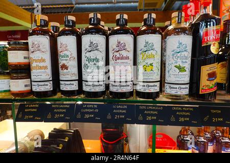 Bottiglie di liquori locali francesi, aperitivi e digestivi, esposte in un mercato francese a Clermont-Ferrand, Auvergne. Foto Stock
