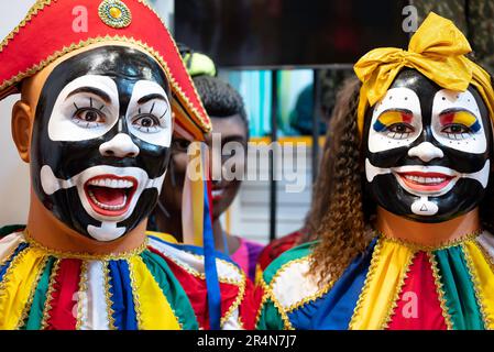 Decorazioni carnevale brasiliane realizzate a Olinda, PE, Brasile e  utilizzate come decorazioni di strada durante il festival locale del  carnevale Foto stock - Alamy