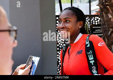 Parigi, Francia. 29th maggio, 2023. Tennis: Grand Slam, WTA Tour - Francese Open. Il tennista Coco Gauff (USA) firma autografi di fronte all'area di allenamento. Credit: Frank Molter/dpa/Alamy Live News Foto Stock