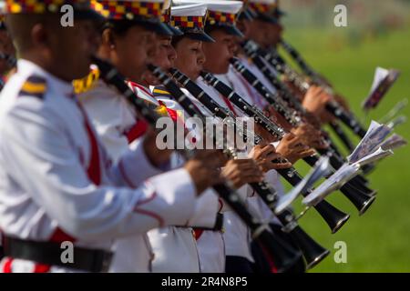 Kathmandu, Nepal. 29th maggio, 2023. I membri della banda musicale della polizia nepalese partecipano a una sfilata durante la celebrazione della Giornata della Repubblica a Kathmandu, Nepal, 29 maggio 2023. Credit: Sulav Shrestha/Xinhua/Alamy Live News Foto Stock