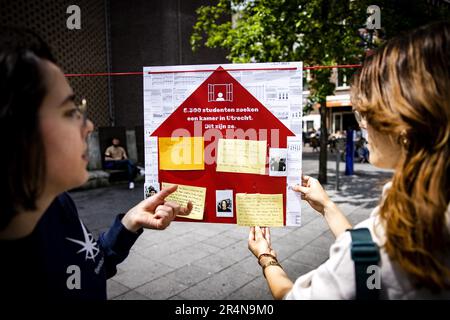 UTRECHT - protesta contro la carenza di camere per studenti. La protesta ha richiamato l'attenzione sulla situazione degli studenti che non vivono ancora a Utrecht e, secondo l'organizzatore sindacato degli studenti VIDIUS, sono quindi le vittime invisibili della crisi degli alloggi. ANP RAMON VAN FLYMEN olanda fuori - belgio fuori Foto Stock