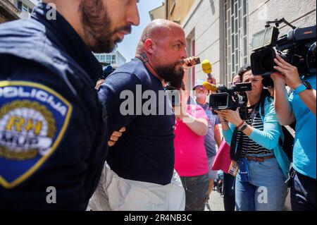 Portare i sospetti per la piantagione di bombe a Rijeka all'ufficio del procuratore statale della contea per le domande, a Rijeka, Croazia, il 29 maggio 2023. La polizia croata ha arrestato due persone, cittadini della Germania e della Croazia, di fronte a un centro commerciale nella zona di ​​Kostrena. Si sospetta che abbiano precedentemente creato un dispositivo esplosivo vicino al centro commerciale di Pecine, che poi è esploso. Nessuno è stato ferito nell'esplosione. I sospetti hanno pianificato di impiantare un dispositivo esplosivo a Kostrena, dove la polizia li ha arrestati. La polizia sta anche collegando i sospetti all'esplosione del 21 maggio i. Foto Stock