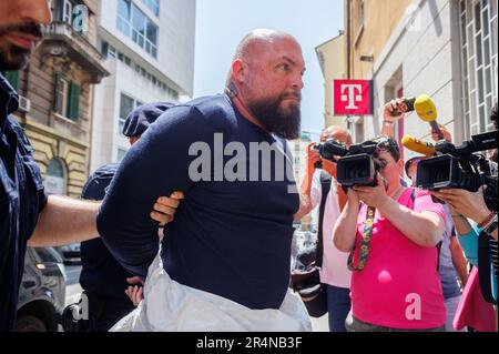 Portare i sospetti per la piantagione di bombe a Rijeka all'ufficio del procuratore statale della contea per le domande, a Rijeka, Croazia, il 29 maggio 2023. La polizia croata ha arrestato due persone, cittadini della Germania e della Croazia, di fronte a un centro commerciale nella zona di ​​Kostrena. Si sospetta che abbiano precedentemente creato un dispositivo esplosivo vicino al centro commerciale di Pecine, che poi è esploso. Nessuno è stato ferito nell'esplosione. I sospetti hanno pianificato di impiantare un dispositivo esplosivo a Kostrena, dove la polizia li ha arrestati. La polizia sta anche collegando i sospetti all'esplosione del 21 maggio i. Foto Stock