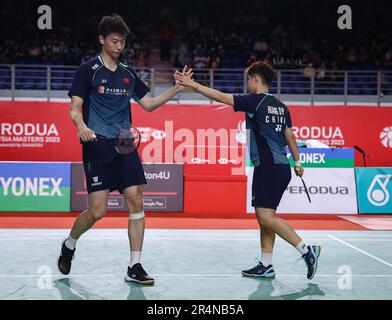 Kuala Lumpur, Malesia. 28th maggio, 2023. Feng Yan Zhe (L) e Huang Dong Ping della Cina giocano contro Dechapol Puavanukroh e Sapsiree Taerattanachai della Thailandia durante la partita finale dei Mixed Doubles del Perodua Malaysia Masters 2023 all'Axiata Arena. xx ha vinto con punteggi; 21/13/18 : 16/21/21. Credit: SOPA Images Limited/Alamy Live News Foto Stock