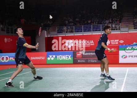 Kuala Lumpur, Malesia. 28th maggio, 2023. Feng Yan Zhe (L) e Huang Dong Ping della Cina giocano contro Dechapol Puavanukroh e Sapsiree Taerattanachai della Thailandia durante la partita finale dei Mixed Doubles del Perodua Malaysia Masters 2023 all'Axiata Arena. xx ha vinto con punteggi; 21/13/18 : 16/21/21. Credit: SOPA Images Limited/Alamy Live News Foto Stock