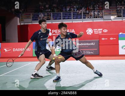 Kuala Lumpur, Malesia. 28th maggio, 2023. Feng Yan Zhe (L) e Huang Dong Ping della Cina giocano contro Dechapol Puavanukroh e Sapsiree Taerattanachai della Thailandia durante la partita finale dei Mixed Doubles del Perodua Malaysia Masters 2023 all'Axiata Arena. xx ha vinto con punteggi; 21/13/18 : 16/21/21. (Foto di Wong Fok Loy/SOPA Images/Sipa USA) Credit: Sipa USA/Alamy Live News Foto Stock