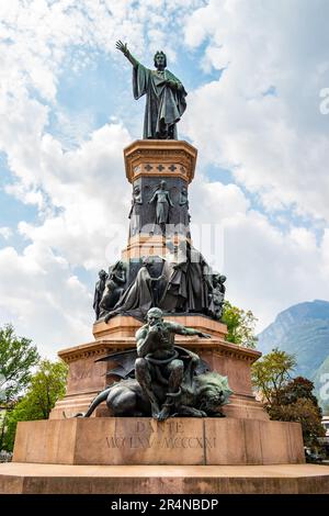 Veduta della statua di Dante situata in un parco di Trento 23 Aprile 2023, Trento, Trentino Alto Adige, Italia.opera dell'artista fiorentino Cesare Zocchi. Foto Stock