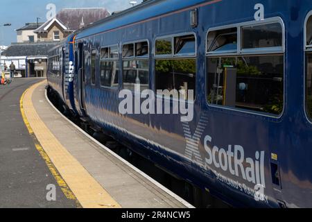 25 maggio 2023. Mallaig Stazione ferroviaria, Scozia. Si tratta di uno Scotrail, treno ferroviario Scotlands alla stazione ferroviaria di Mallaig in una giornata di sole. Foto Stock