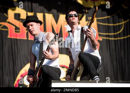 FIRENZE, ITALIA, FIRENZE ROCKS FESTIVAL: Thomas William Thacker (L) e Cone McCaslin (R), della band punk rock canadese Sum41, che si esibiscono dal vivo al Firenze Rocks Festival Foto Stock