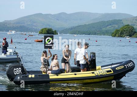 Attivisti durante un Save Windermere - fermare l'evento della campagna fognaria sul lago Windermere, Cumbria. Data immagine: Lunedì 29 maggio 2023. Foto Stock