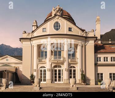 Merano, Merano in Alto Adige, Italia settentrionale. Kurhaus, famoso edificio nella stazione termale. Foto Stock