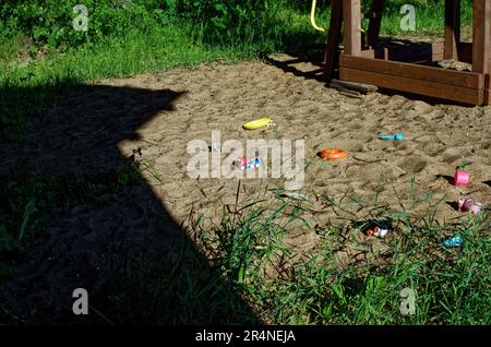 Vecchi giocattoli nel sandbox, russia Foto Stock