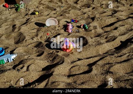 Vecchi giocattoli nel sandbox, russia Foto Stock