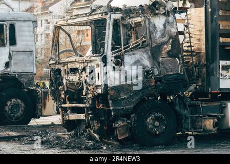 Semi-autocarro inghiottito da fiamme dopo un incidente stradale bruciato e danneggiato, messa a fuoco selettiva Foto Stock