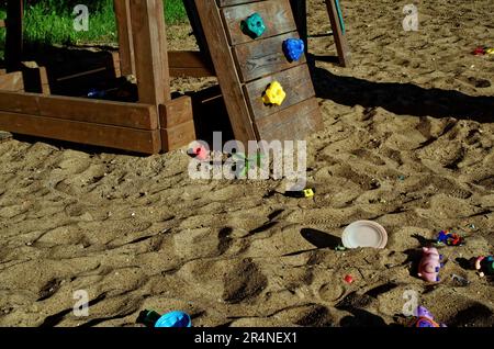 Vecchi giocattoli nel sandbox, russia Foto Stock