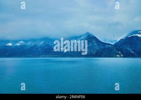 Lago di Lucerna e Alpi innevate sullo sfondo, Canton Uri, Svizzera Foto Stock