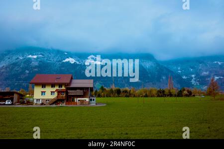 La piccola casa di paese nel mezzo del campo di avvolgimento, Uri cantone, Svizzera Foto Stock
