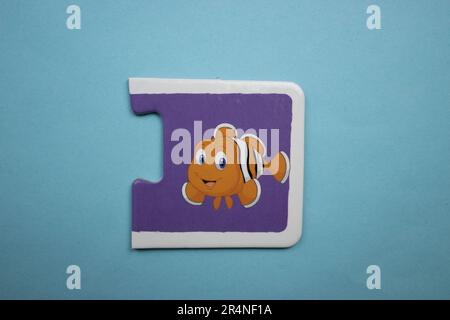 Puzzle di immagine disposti su uno sfondo blu. Pesce Foto Stock