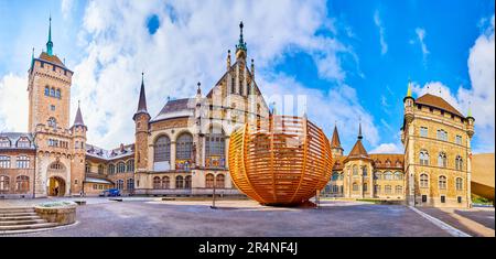 Panorama del Landesmuseum con costruzione in legno nel mezzo del cortile, Zurigo, Svizzera Foto Stock